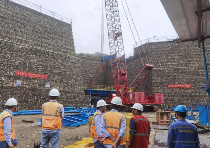 米拉多二期半移動(dòng)破碎站出料平臺(tái)順利吊裝完成 米拉多二期半移動(dòng)破碎站出料平臺(tái)順利吊裝完成